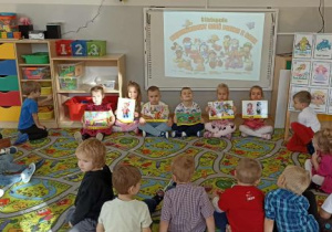 Dzieci prezentują plansze z najbardziej znanymi bajkami.