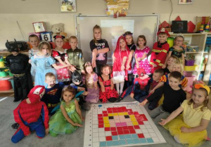 Dzieci prezentują zakodowany obrazek przedstawiający Czerwonego Kapturka.