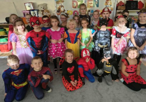 Zdjęcie grupowe dzieci w przebraniach.