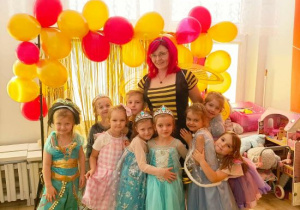 Zdjęcie grupowe dziewczynek na balu Postaci z Bajek.