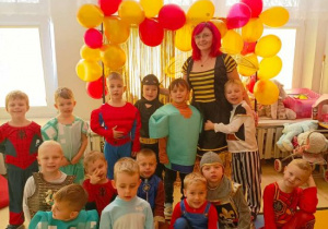 Zdjęcie grupowe chłopców na balu Postaci z Bajek.