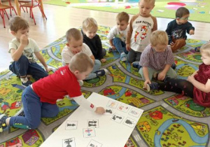 Dzieci dopasowują cienie do postaci bajkowych.