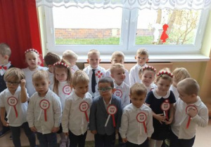 Dzieci z grupy Jeżyków w trakcie uroczystości z okazji Święta Niepodległości.