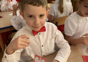 Szymon je biało-czerwony deser.