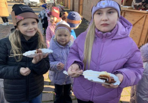 Dziewczynki prezentują pyszne smakołyki.