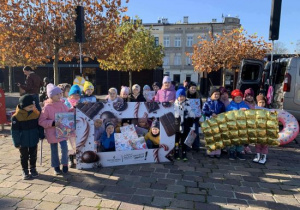 Zdjęcie grupowe Biedronek na placu Kościuszki.