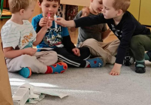 Chłopcy oglądają strzykawki.