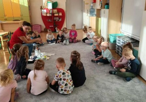 Dzieci z zaciekawieniem słuchają pani pielęgniarki.