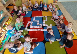 Dzieci ułożyły jeżykowe domino.