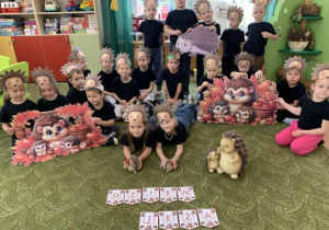 Grupowe zdjęcie dzieci z grupy Biedronek w opaskach z jeżami.