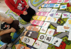 Dzieci dopasowują przedmioty do kolorowych kredek.