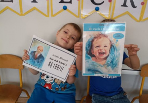 Chłopcy pokazują ilustracje o prawach dziecka.