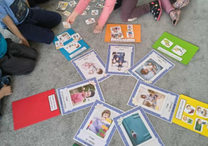 Dzieci dopasowują obrazki do plansz z prawami.