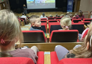 Dzieci oglądają film.