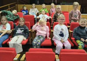 Dzieci siedzą na widowni.