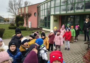 Dzieci stoją przed MCK.