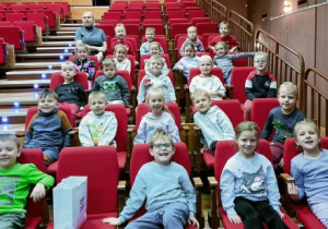 Grupa Pszczółek siedzi na widowni.