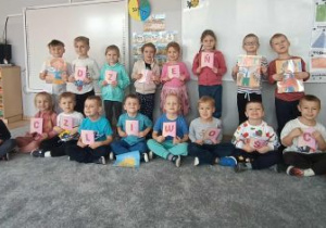 Dzieci z grupy Pszczółek trzymają napis Dzień Życzliwości.