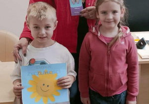 Filip i Zuzia wręczyli Pani Dyrektor kartkę życzliwości.