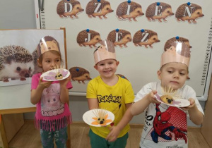 Dzieci prezentują wykonane przez siebie jeżyki.