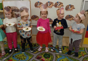 Dzieci prezentują wykonane przez siebie jeżyki.