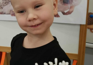 Chłopiec prezentuje jeżyka z ziemniaka.