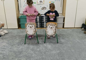 Dziewczynki zwijają sznurek na rolkę.