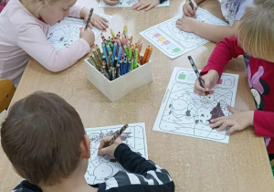 Dzieci kolorują wg kodu obrazek jeża.