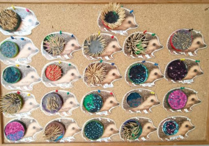 Jeżyki z zakrętek, wykałaczek i cekinów.