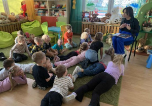 Pani Dominika czyta dzieciom.