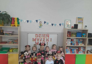 Dziewczynki prezentują stroje oraz maskotki.