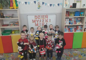 Chłopcy prezentują stroje oraz maskotki.