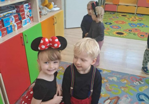 Dzieci w stroju Myszki Miki.
