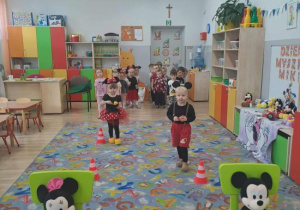 Dzieci pokonują tor przeszkód z Myszką Miki.