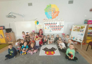 Dzieci prezentują zakodowaną Myszkę Miki na macie.