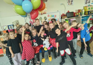 Dzieci z grupy Biedronek prezentują swoje stroje.