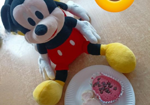 Kanapka w kształcie Myszka Miki oraz babeczka Minnie.