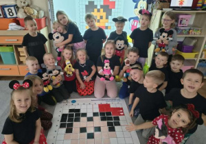 Dzieci prezentują Myszkę Minnie ułożoną na macie.