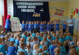 Pani Dyrektor zapowiada występ dzieci.