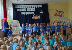 Dzieci z grupy Pszczółek w trakcie wystepu.