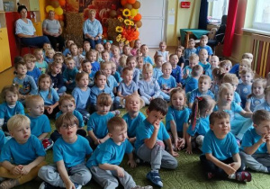 Społeczność przedszkolna oczekująca na występ.