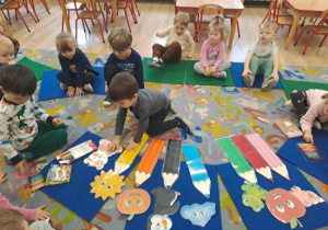 Dzieci dopasowują przedmioty do odpowiednich kolorów.