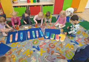 Dzieci segregują kredki.