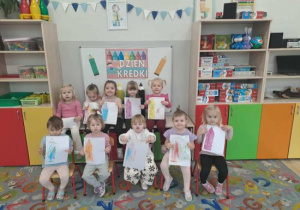 Dziewczynki prezentują swoje kredki.