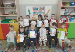 Chłopcy prezentują swoje kredki.