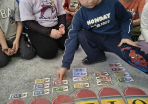 Szymon ustala wynik odejmowania.