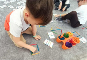 Kuba układa patyczki wg wzoru.