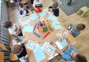 Grupa chłopców układa kredki od najmniejszej do największej.