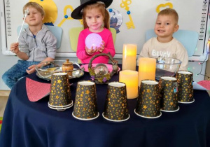 Dzieci trzymają andrzejkowe atrybuty.