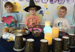 Dzieci trzymają andrzejkowe atrybuty.